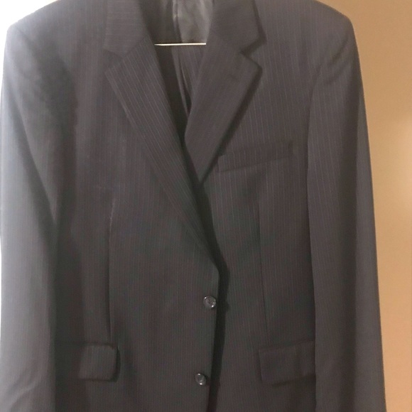Jos A Bank Navy w/ Pinstripe Suit. 48L 38/33 - Picture 1 of 3